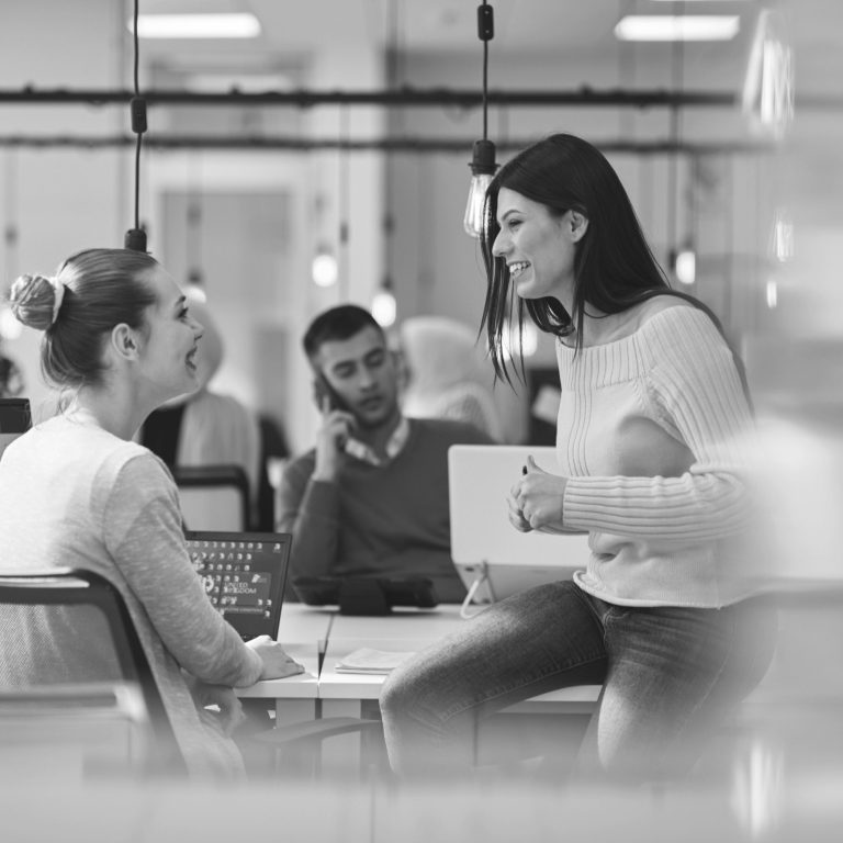 deux collègues qui discutent au bureau