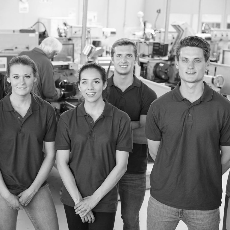 Une équipe de travail dans une usine constitué de 2 femmes et 2 hommes.