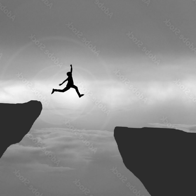 Un homme saute d'une falaise à une autre